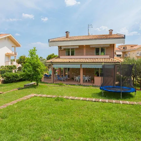 Holiday Dei Poeti By Interhome Пинето